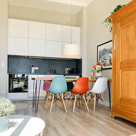 Апартаменты Stunning Flat With Sea View & Garden On Promenade Da *